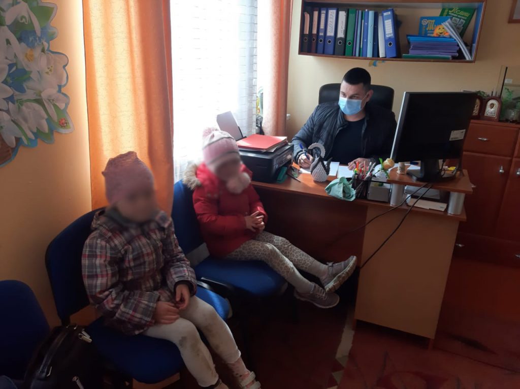 У прикарпатської родини алкоголіків вилучили двох дітей