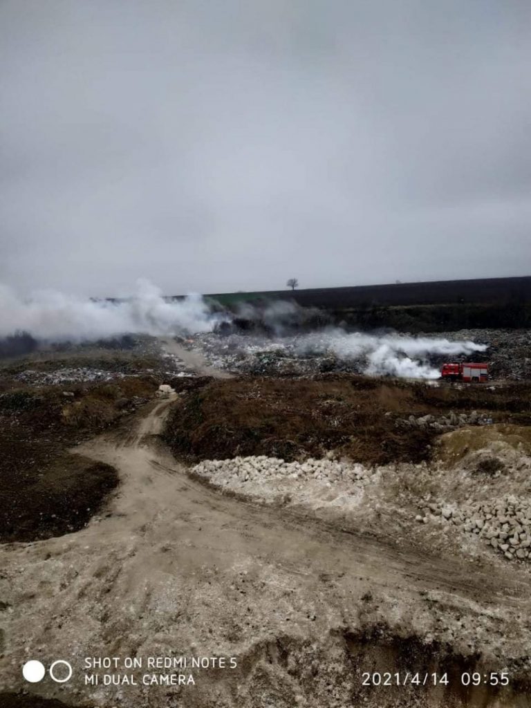 На Франківщині горить сміттєзвалище