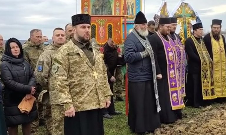 На похороні загиблого бійця прикарпатської '' десятки'' священик ПЦУ сказав таку проповідь, після якої московські попи утекли із кладовища ВІДЕО