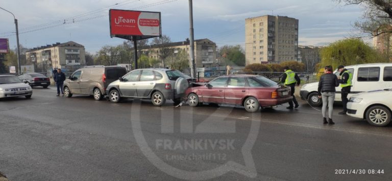 Не дотрималися дистанції: у Франківську зіткнулися одразу три автівки, формується затор ФОТО та ВІДЕО