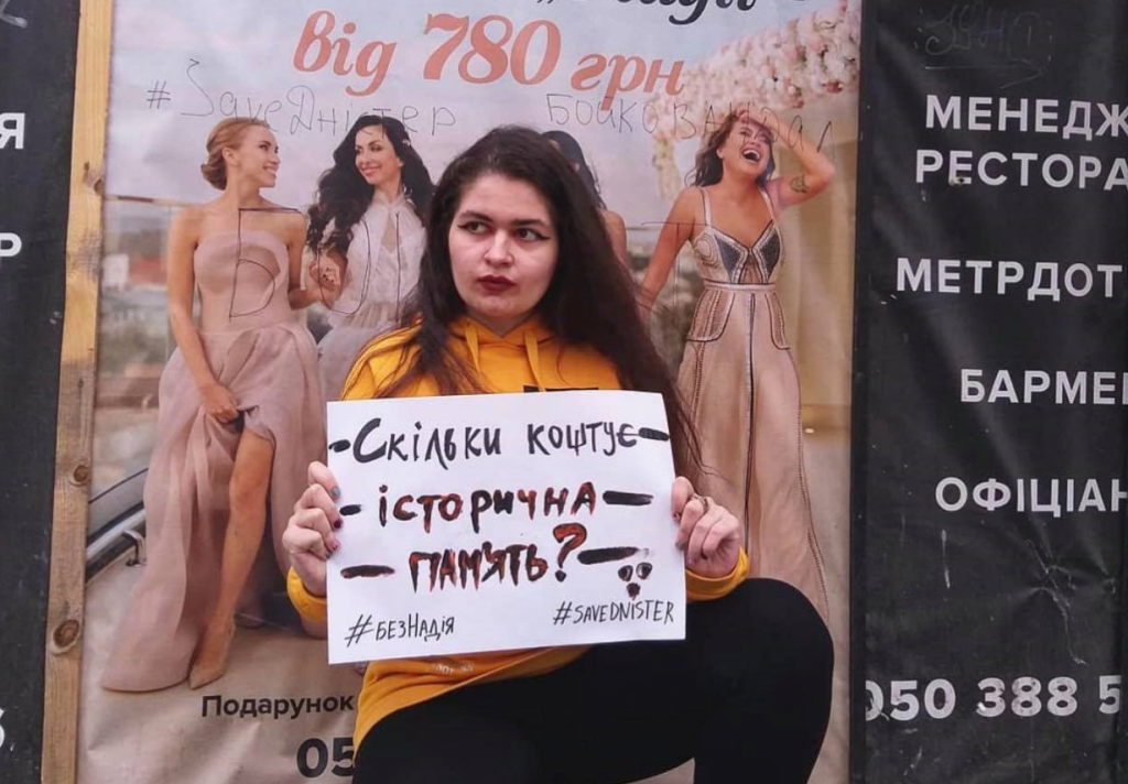 Мешканці Франківська долучились до флешмобу у захист прохідної колонади готелю “Дністер”