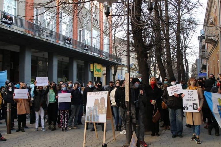 Місто перемогло: нові власники готелю "Дністер" таки погодились демонтувати скандальні склопакети із вулиці Шевченка