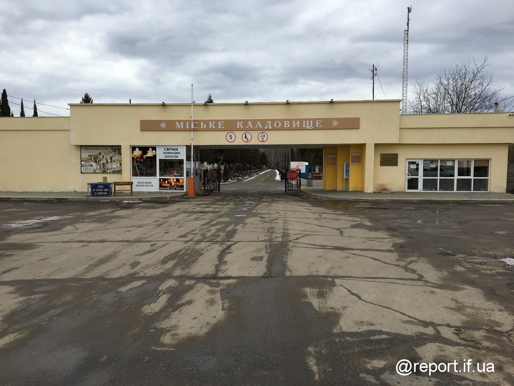 Цього тижня у Івано-Франківську запустять додаткові автобуси до міського кладовища