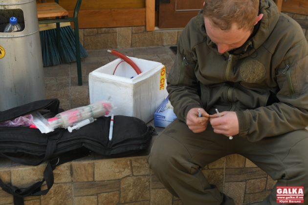 Ведмедя з косівського ресторану "Байка" врешті перевезли до центру реабілітації "Синевир" ФОТО та ВІДЕО