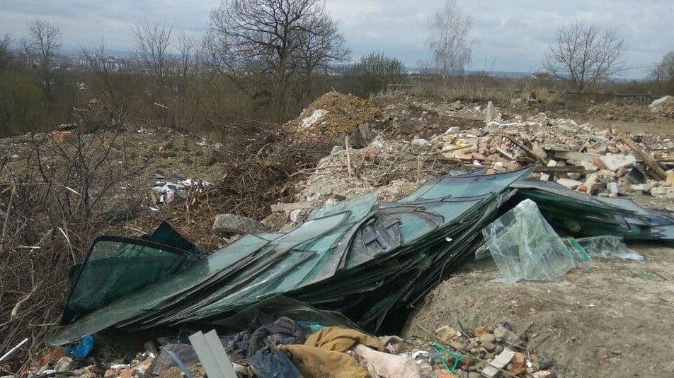 Неподалік Франківська водій вантажівки скидав скло на стихійному сміттєзвалищі ФОТО