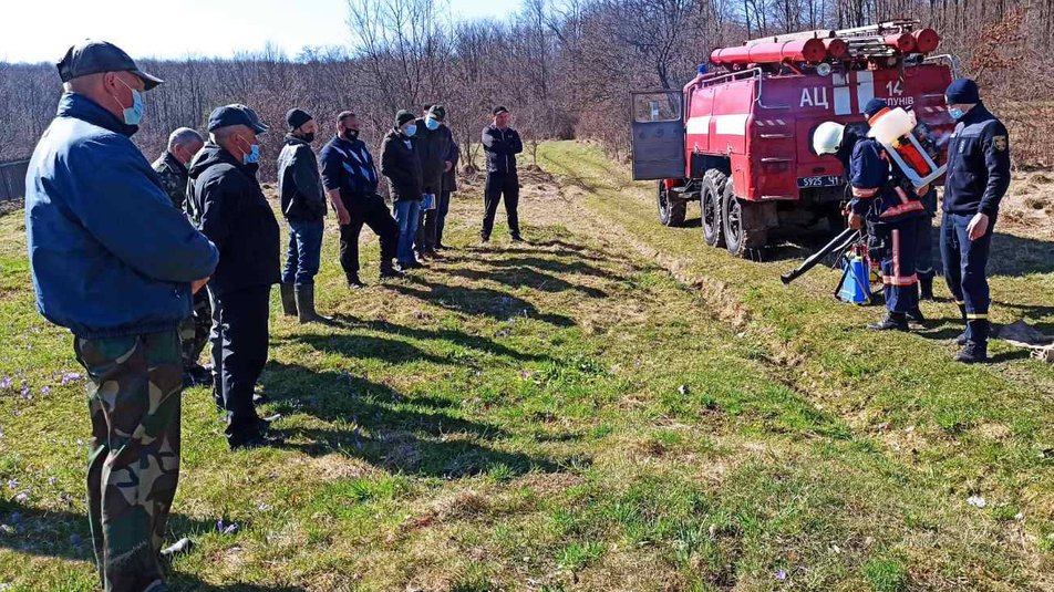 Рятувальники та лісівники Прикарпаття тренувалися гасити лісові пожежі ФОТО