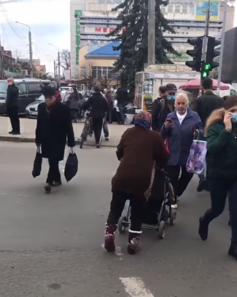 Франківські муніципали "зцілили" жебрачку на візку ВІДЕО