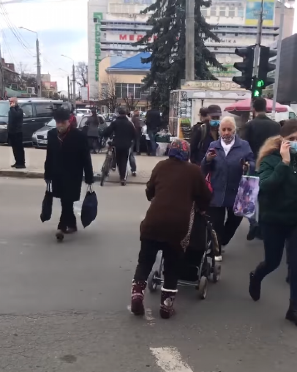Франківські муніципали "зцілили" жебрачку на візку ВІДЕО