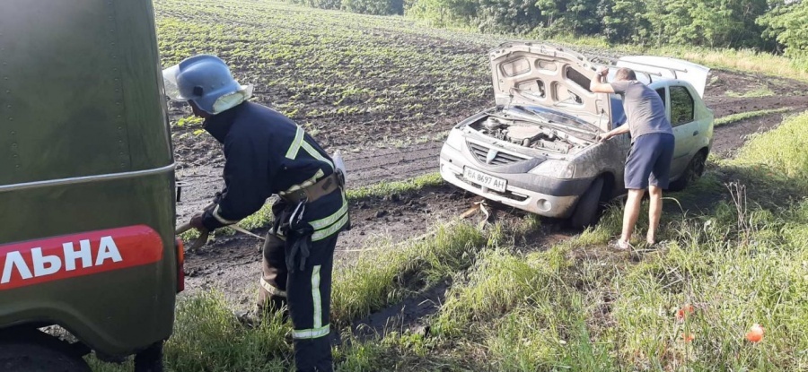 На Вовчинецьких горах рятувальники витягнули автомобіль, який застряг на ґрунтовій дорозі
