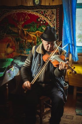“Вже мене знає весь світ”: 82-річний майстер-самоук із Прикарпаття створює музичні інструменти ФОТО та ВІДЕО