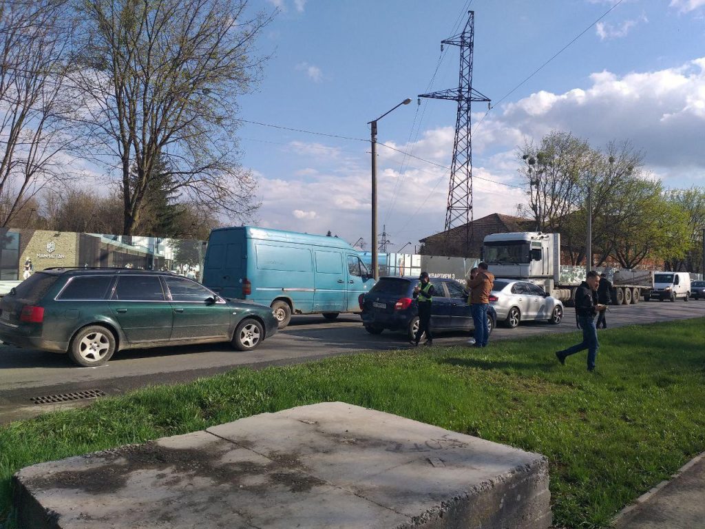 У Франківську на Набережній зіткнулися 3 легковика