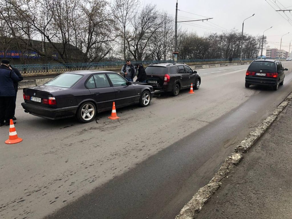 Не дотримався дистанції: стали відомі подробиці ранкової ДТП у Франківську
