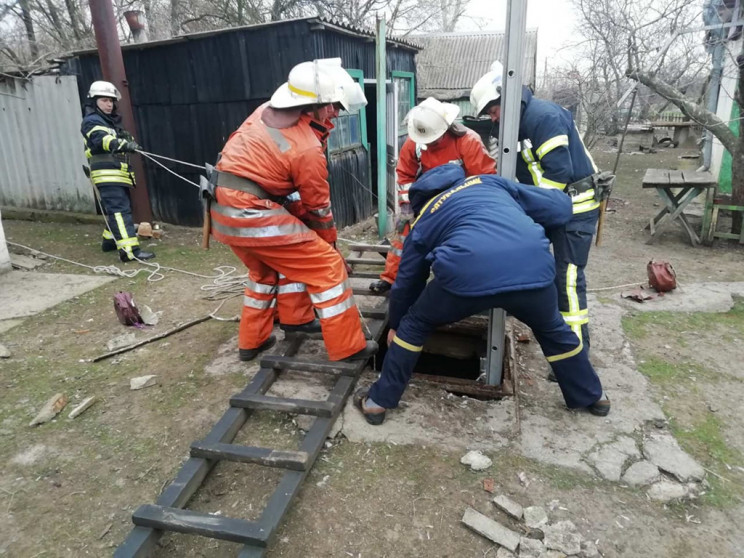 На Франківщині із криниці витягли труп – на місці пригоди працювала поліція