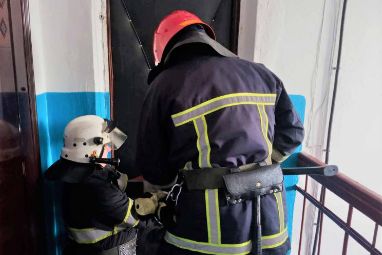 Прикарпатські рятувальники відчинили двері до квартири, в якій залишилась малолітня дитина