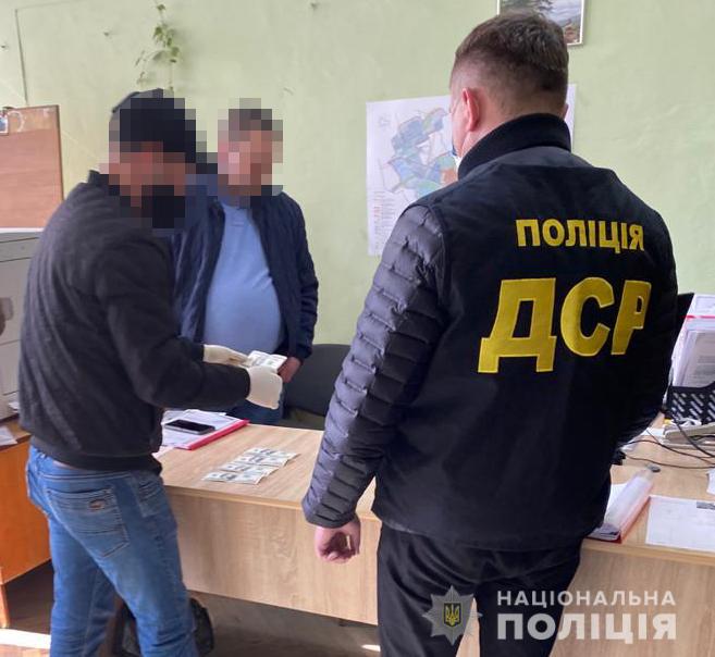 На Прикарпатті викрили посадовців, які погоджували дозволи на будівельні роботи за «винагороду» - від 1 000 до 3 000 доларів