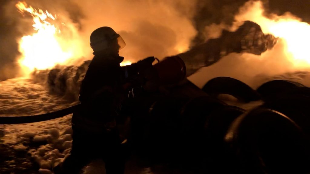 Вогнеборці ліквідували пожежу залишків нафтопродуктів та чагарників на відкритій території ВІДЕО