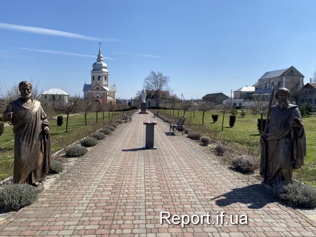 Замок над Дністром, Біблійний сад та Папа Римський: чим вражає туристів відоме прикарпатське село ФОТОРЕПОРТАЖ