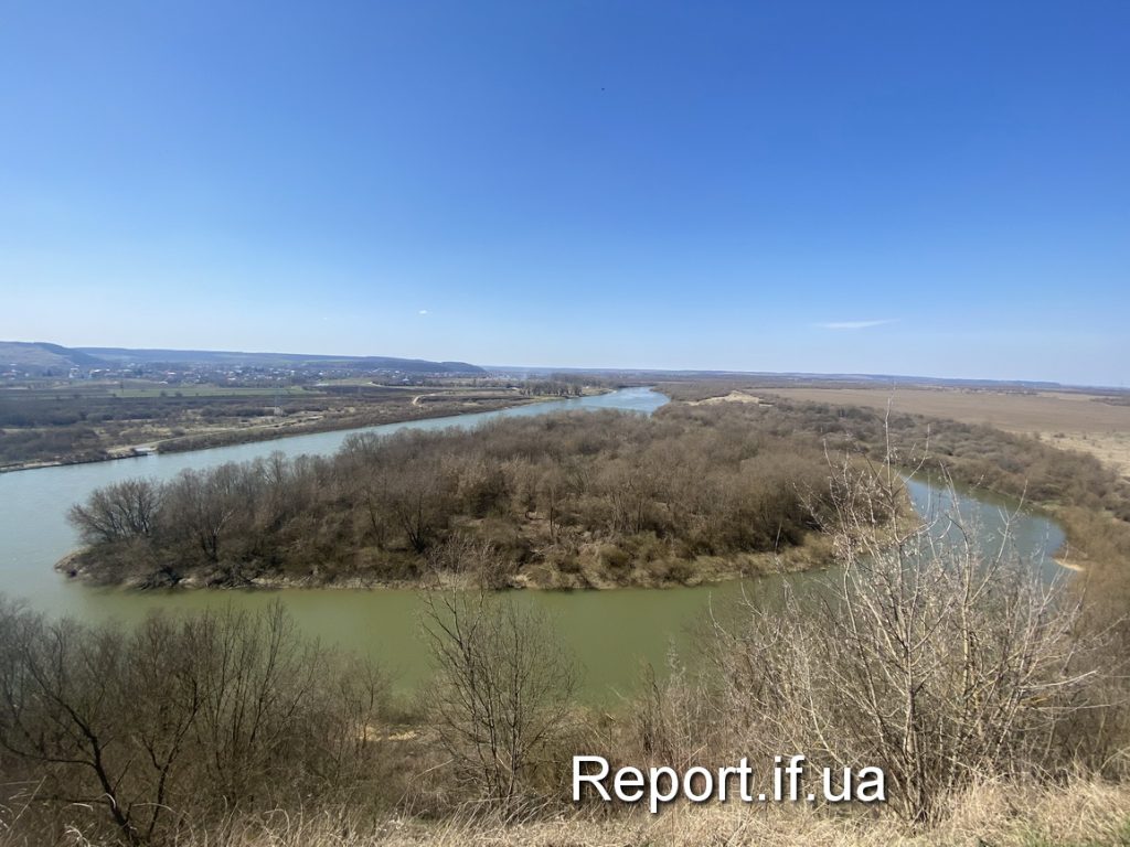 Замок над Дністром, Біблійний сад та Папа Римський: чим вражає туристів відоме прикарпатське село ФОТОРЕПОРТАЖ