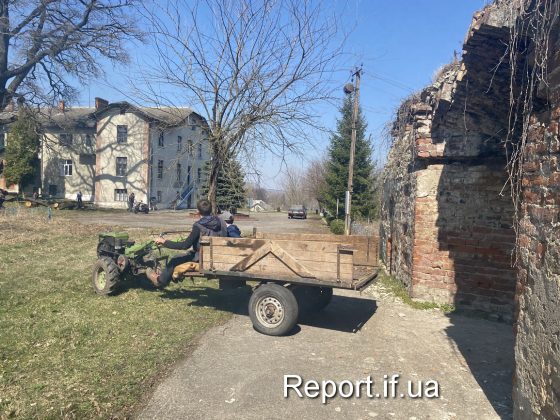 Замок над Дністром, Біблійний сад та Папа Римський: чим вражає туристів відоме прикарпатське село ФОТОРЕПОРТАЖ