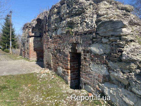 Замок над Дністром, Біблійний сад та Папа Римський: чим вражає туристів відоме прикарпатське село ФОТОРЕПОРТАЖ