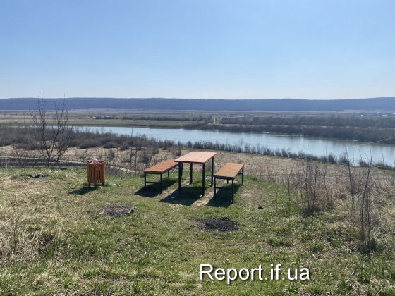 Замок над Дністром, Біблійний сад та Папа Римський: чим вражає туристів відоме прикарпатське село ФОТОРЕПОРТАЖ