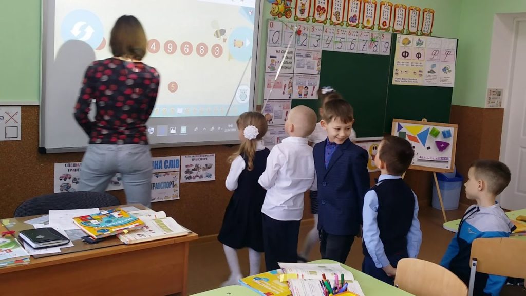 У Франківську з понеділка молодші класи підуть до школи