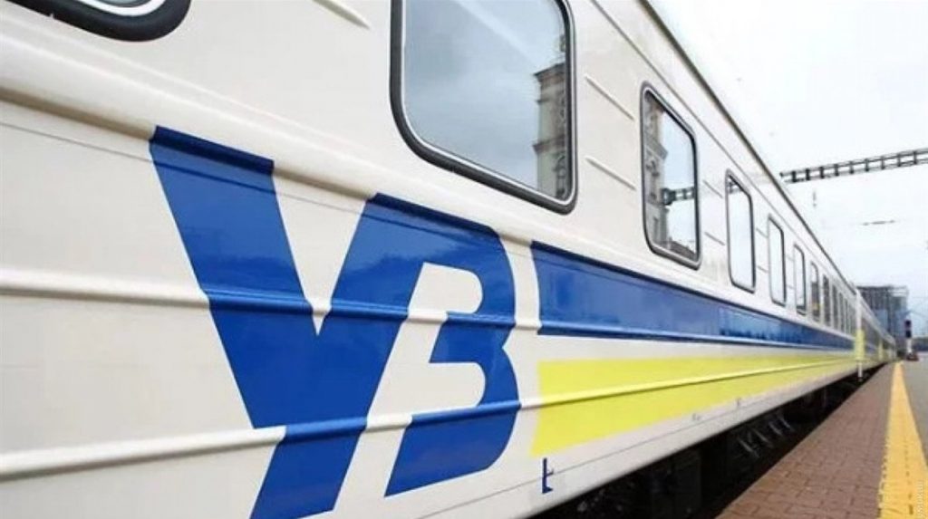 Бруд виявився "давнім і стійким": данець купив швабру і самостійно помив вікно поїзда "Укрзалізниці" ФОТО