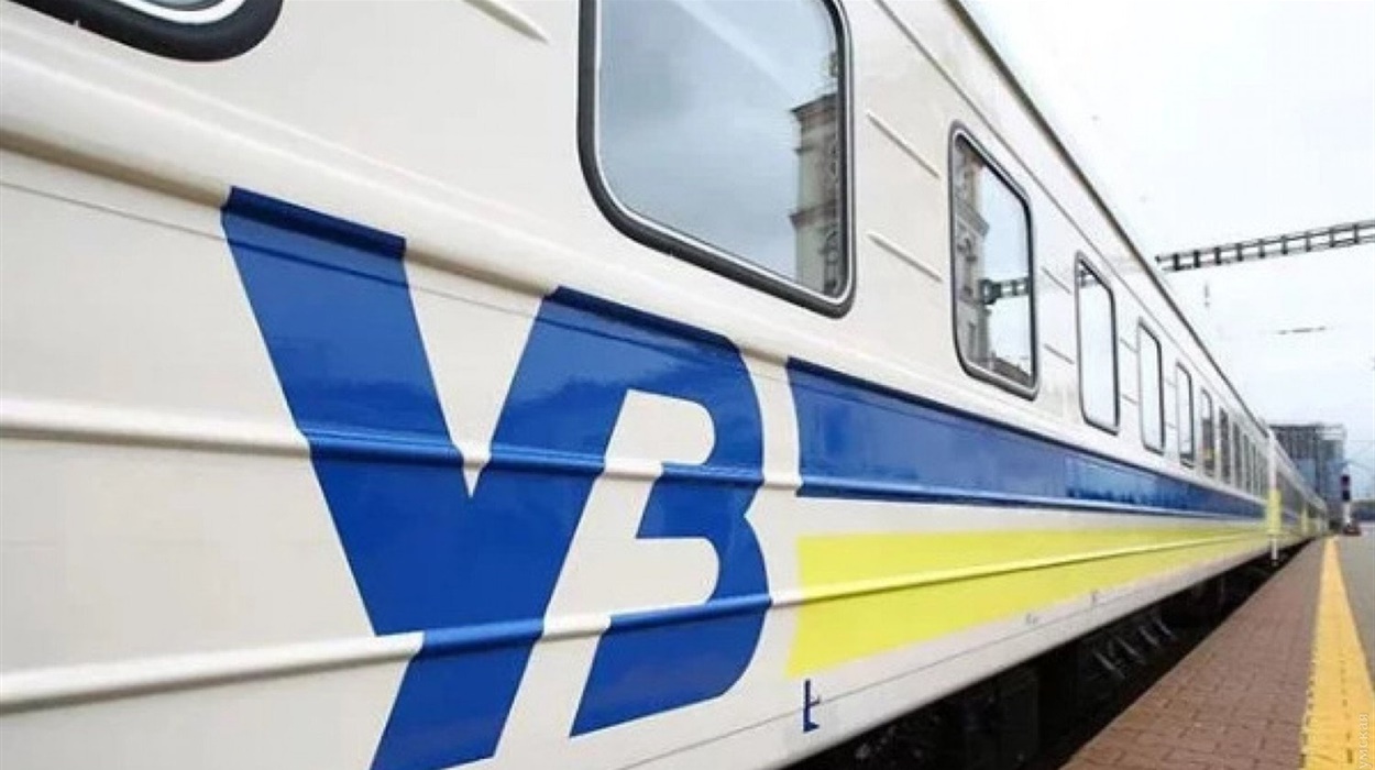 Бруд виявився "давнім і стійким": данець купив швабру і самостійно помив вікно поїзда "Укрзалізниці" ФОТО
