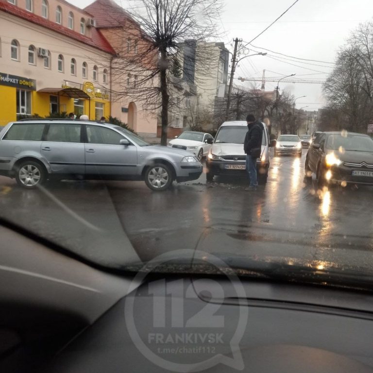 У Франківську трапилося дві ДТП - франківчан попереджають про затори