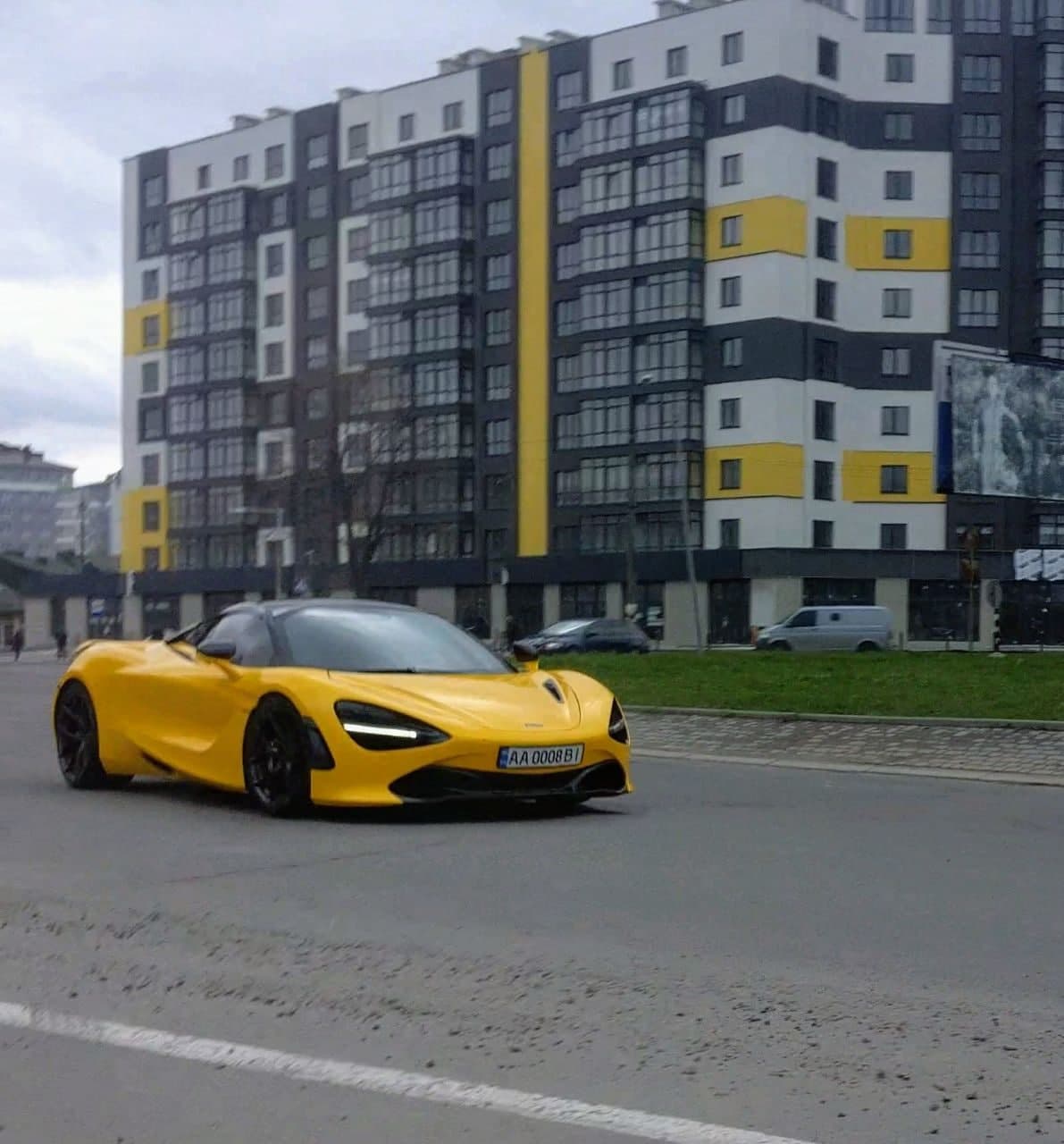 На вулицях Франківська помітили елітний спорткар McLaren вартістю від 320 тисяч доларів ФОТО та ВІДЕО