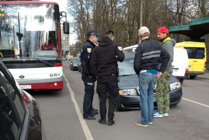 У центрі Франківська Шкода провалилася посеред дороги