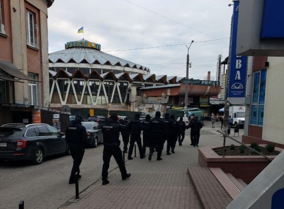 У Франківську поліцейські посилено охороняють центральний ринок ФОТО