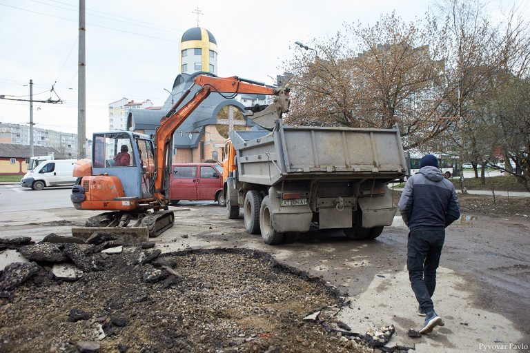 У Франківську на Івасюка проводять капітальний ремонт проїзду ФОТО