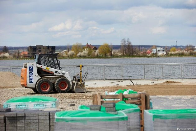 У Франківську територію довкола міського озера облагороджують: невдовзі тут буде сучасна бігова доріжка ФОТО