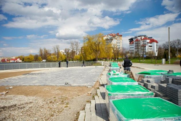 У Франківську територію довкола міського озера облагороджують: невдовзі тут буде сучасна бігова доріжка ФОТО