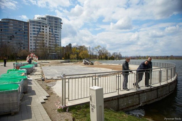 У Франківську територію довкола міського озера облагороджують: невдовзі тут буде сучасна бігова доріжка ФОТО