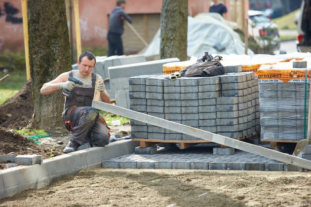 У Франківську триває капітальний ремонт двору на вулиці Коновальця