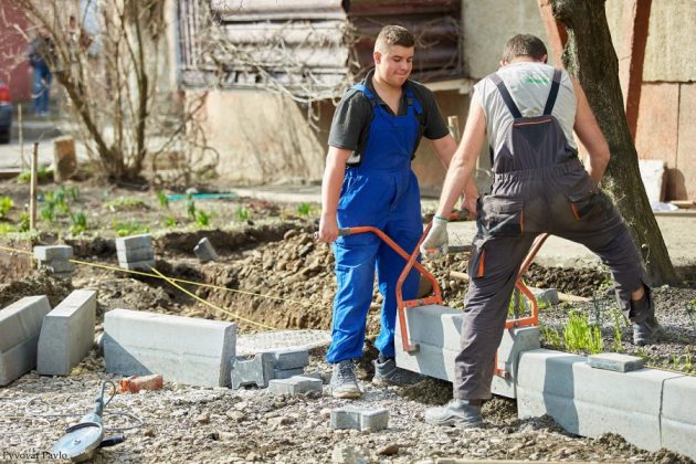 У Франківську продовжується ремонт двору на Коновальця ФОТО