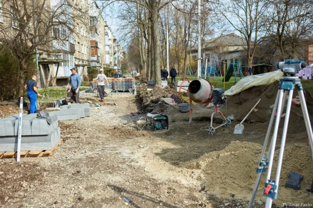 У Франківську продовжується ремонт двору на Коновальця ФОТО