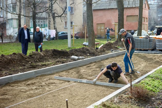 У Франківську триває капітальний ремонт двору на вулиці Коновальця