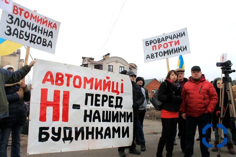 На Прикарпатті люди категорично проти будівництва автомийки на місці колишньої водойми ВІДЕО