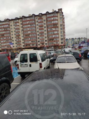 Транспортний колапс: у Франківську біля "Епіцентру” утворились значні затори ФОТО