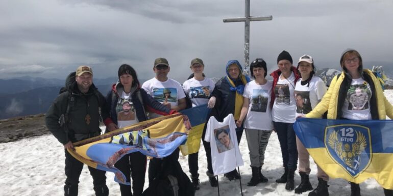 Матері полеглих українських воїнів у пам’ять про своїх синів піднялися на Говерлу