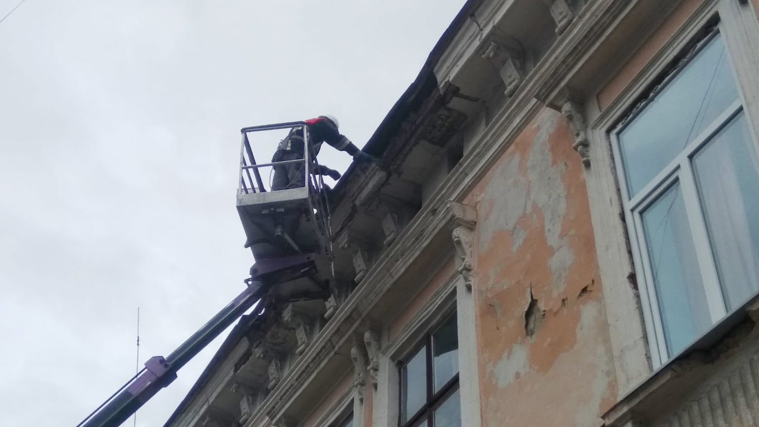 У Франківську на одній із центральних вулиць ліквідували загрозу, яка могла нести смертельну небезпеку пішоходам