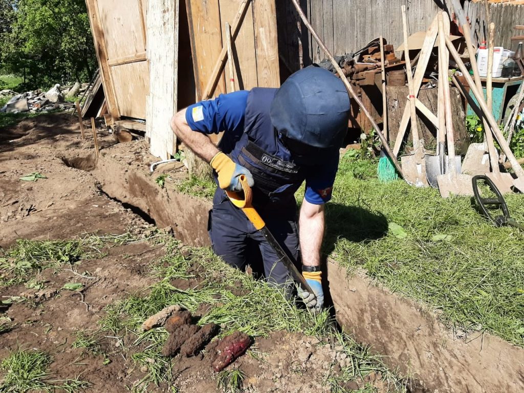 У прикарпатської родини на подвір'ї відкопали 5 ручних гранат