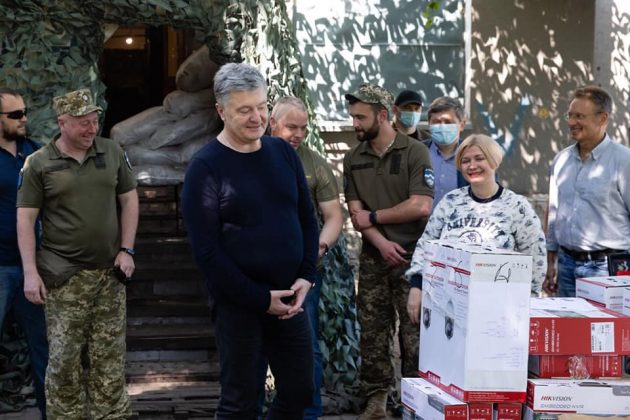 Порошенко передав прикарпатським "едельвейсам" комплект військового спецобладнання ФОТО