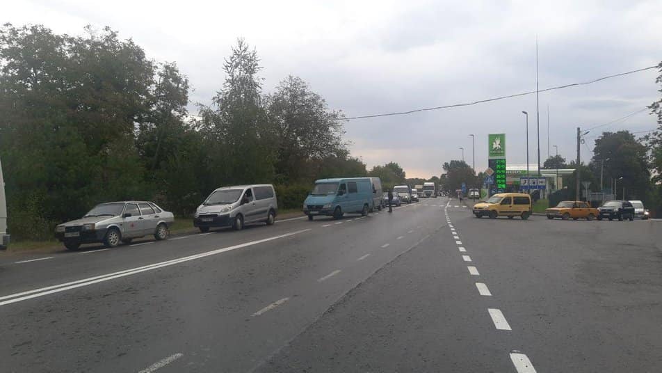 Вимагають ремонт дороги: обурені прикарпатці перекрили трасу Франківськ - Стрий ФОТО