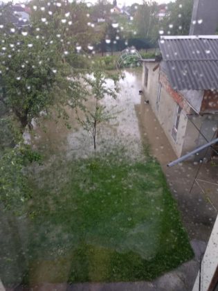 У Калуші річка вийшла з берегів: безліч дворів та будинків опинились під водою ФОТО