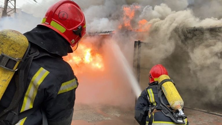 На Франківщині горіли автомобілі, суха трава та господарська споруда