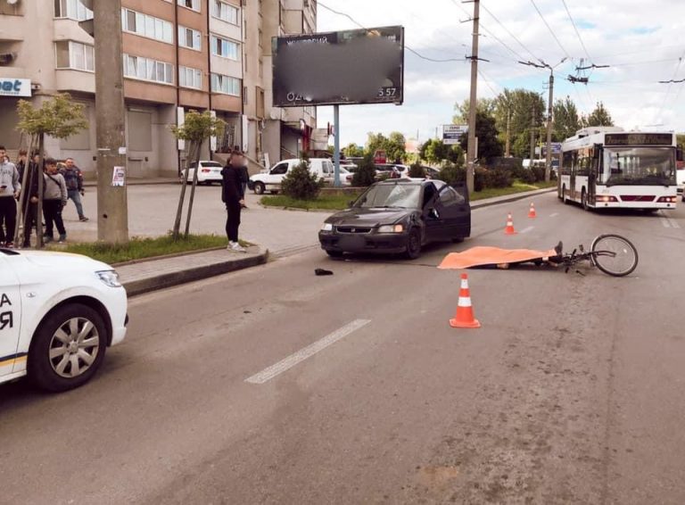 У Франківську під колесами легковика загинув велосипедист ФОТО